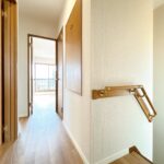 【リフォーム中/2階廊下】壁紙張替え、照明交換、床材としてフロアタイルの上張りを行います。南向きで日当たり良好です。