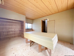 【リフォーム中/1階約9帖洋室】元は和室の押し入れですが、建具を撤去し、枕棚とハンガーパイプを新設してオープン収納に変更予定です。