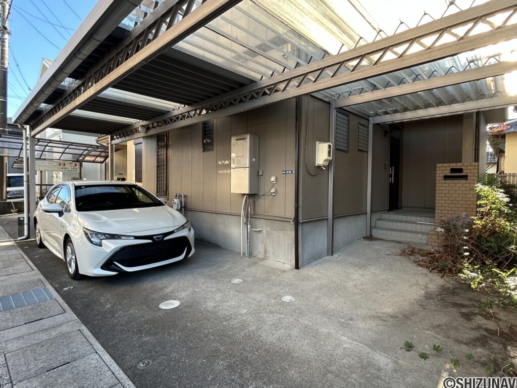 【リフォーム前/駐車場】植栽の剪定を行います。