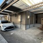 【リフォーム前/駐車場】植栽の剪定を行います。