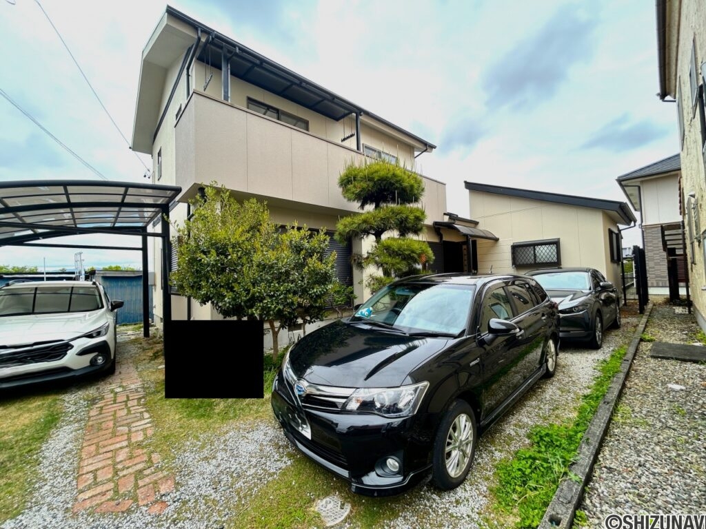 【玄関前駐車場】奥行約9mで車種によって縦列2台駐車可能ですので、合計で最大3台駐車できます。