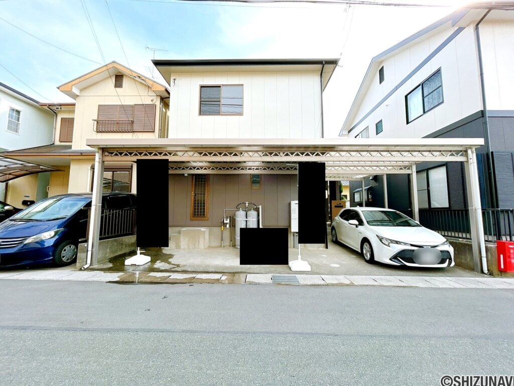 【リフォーム中/駐車場】植栽の剪定を行います。