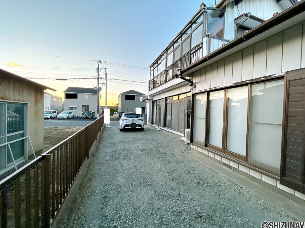 【駐車場】庭部分に駐車場を造成しました。3台駐車可能です。