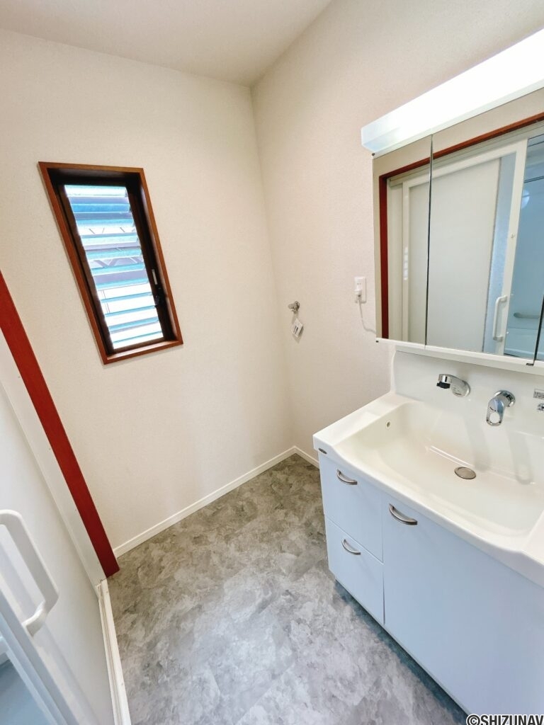 【リフォーム済み/洗面所】別角度。洗面所はクッションフロア張替え、壁紙張替え、洗面台のクリーニングを行いました。