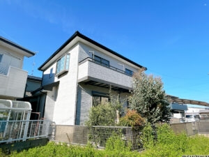 【リフォーム中/外観】（3/27撮影）別角度です。外壁塗装・屋根塗装工事をしました。