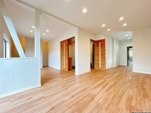 【リフォーム済み/リビング別角度】壁紙張替え、照明交換、床材としてフロアタイルの上張りを行いました。南向きで日当たり良好です。
