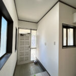 【リフォーム中/玄関内観】（4/18撮影）新品のシューズボックスを新設し、床はフロアタイルを上張りし、天井・壁はクロス張替えを行う予定です。