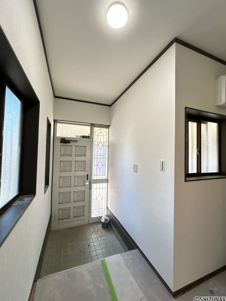 【リフォーム中/玄関内観】（4/18撮影）新品のシューズボックスを新設し、床はフロアタイルを上張りし、天井・壁はクロス張替えを行う予定です。