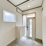 【リフォーム済み/玄関内観】壁・天井はクロス張替え、シューズボックスの新設も行いました。