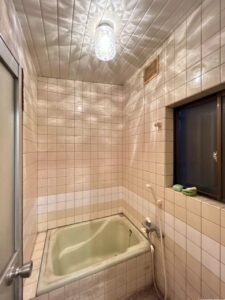 【リフォーム前　1/25撮影】浴室は解体して、新品ユニットバスを設置する予定です。