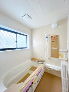 【リフォーム中/浴室】（3/27撮影）ユニットバスは新品に交換します。浴槽は大人も足を伸ばしてゆったり浸かれる広さです。