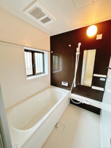 【リフォーム済み/浴室】浴室はハウステック製の新品のユニットバスに交換しました。浴槽には滑り止めの凹凸があり、床は濡れた状態でも滑りにくい加工がされている安心設計です。1坪サイズの浴室です。