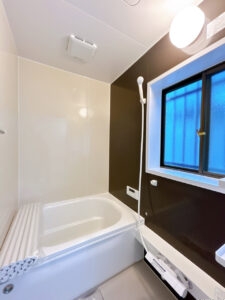 【リフォーム済み/浴室】浴室は、新品ハウステック製1200mm×1600ｍｍタイプを設置しました。