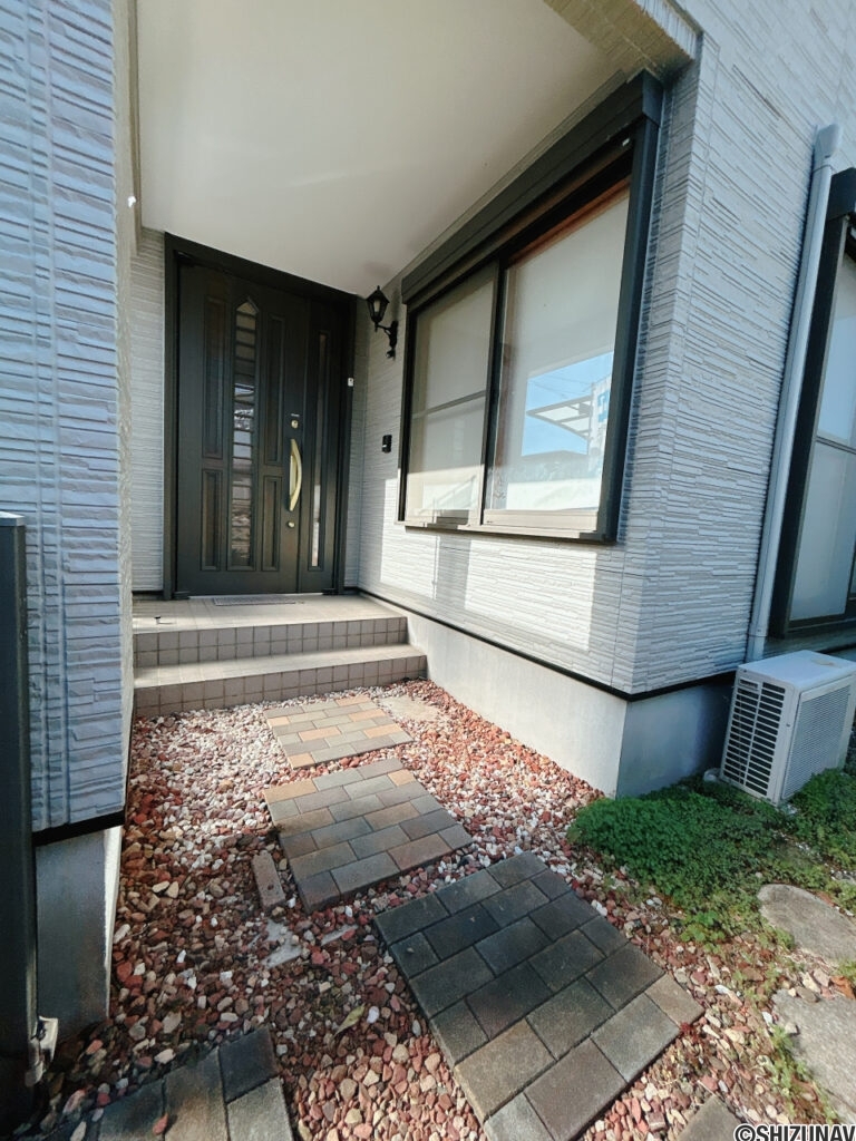 【玄関アプローチ】