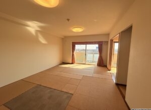 15帖超えの広々したリビングです。南向きで採光も優れています。