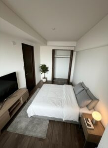 洋室のお部屋にAIで家具を配置した画像です。