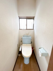 【リフォーム中/トイレ】トイレもこれから撤去して、新品便器便座を設置する予定です。そしてクッションフロア床・天井・壁クロス貼る予定です。