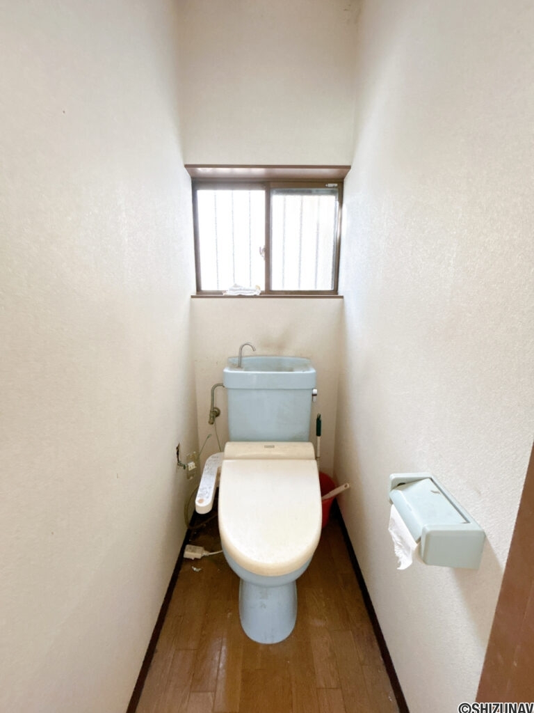 【リフォーム中/トイレ】トイレもこれから撤去して、新品便器便座を設置する予定です。そしてクッションフロア床・天井・壁クロス貼る予定です。