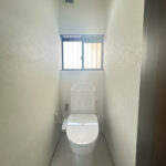 【リフォーム中/トイレ】（4/18撮影）トイレは気持ち良くお使い頂く為、ジャニス製新品の便器・便座に交換しました。もちろん温水洗浄付き便座ですので、季節を問わず快適です。床・天井・壁クロス張り替えします。