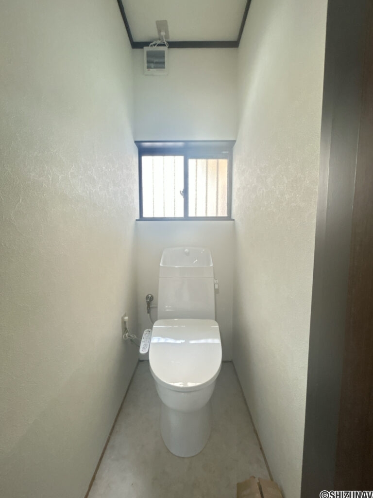 【リフォーム中/トイレ】（4/18撮影）トイレは気持ち良くお使い頂く為、ジャニス製新品の便器・便座に交換しました。もちろん温水洗浄付き便座ですので、季節を問わず快適です。床・天井・壁クロス張り替えします。