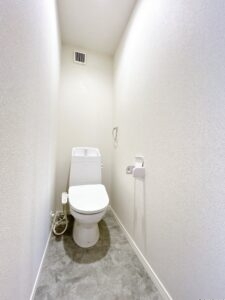 【リフォーム中/トイレ】便器・便座は新品交換いたします。タオルリング・ペーパーホルダーも合わせて交換いたします。