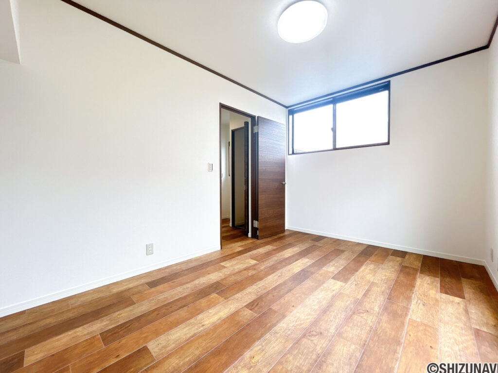 【リフォーム済み/2階約6帖洋室】和室から洋室へ間取り変更を行い、オープン収納を設置しました。