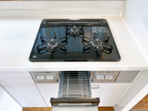【リフォーム済/ガスコンロ】新品交換したキッチンは３口コンロで同時調理が可能。大きなお鍋を置いても困らない広さです。お手入れ簡単なコンロなのでうっかり吹きこぼしてもお掃除ラクラクです。