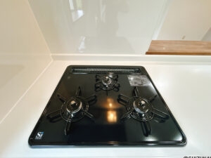 【リフォーム済み/ガスコンロ】新品交換したキッチンは３口コンロで同時調理が可能。大きなお鍋を置いても困らない広さです。お手入れ簡単なコンロなのでうっかり吹きこぼしてもお掃除ラクラクです。