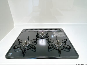 【リフォーム済み/キッチンコンロ】3口コンロは複数品目一緒に作れ、調理の心強い味方です。