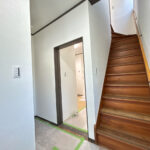 【リフォーム中/1階廊下、階段】（4/18撮影）階段もフロアタイルを上張りし、天井・壁はクロス張替えを行う予定です。