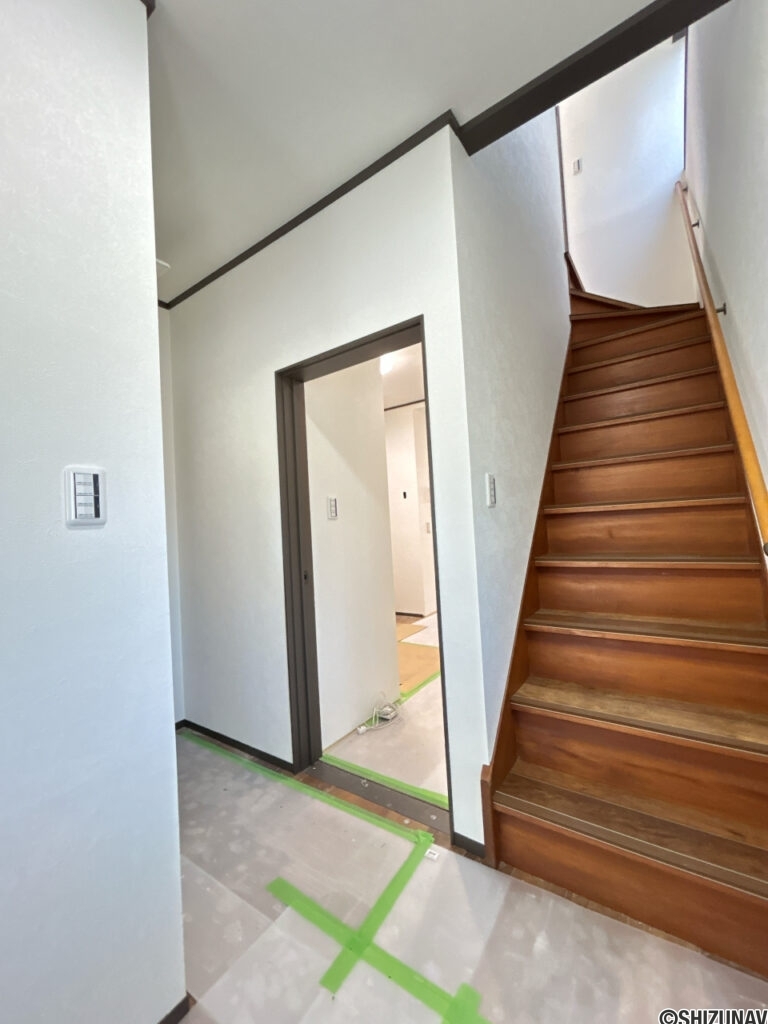 【リフォーム中/1階廊下、階段】（4/18撮影）階段もフロアタイルを上張りし、天井・壁はクロス張替えを行う予定です。