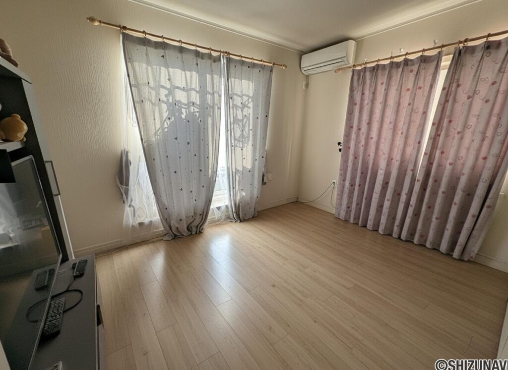 2階西側の洋室です。約8帖になります。