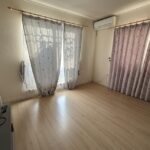 2階西側の洋室です。約8帖になります。