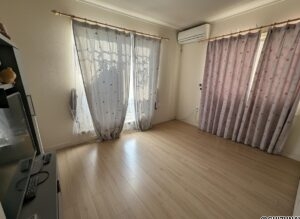 2階西側の洋室です。約8帖になります。