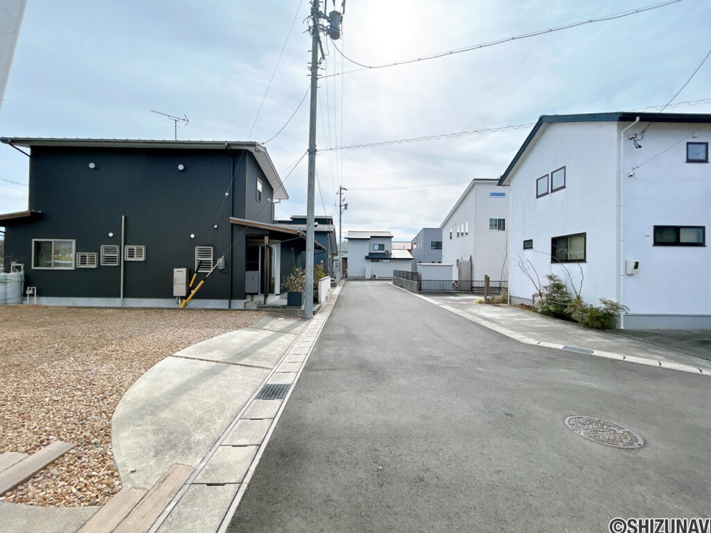 【前面道路】舗装された幅約6ｍの道路に面しています。車の出し入れも落ち着いて行っていただけます。