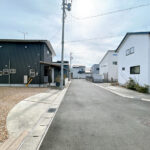 【前面道路】舗装された幅約6ｍの道路に面しています。車の出し入れも落ち着いて行っていただけます。