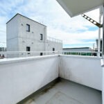 【バルコニー】2階の廊下からバルコニーに出られます。階段を上ってすぐに出られるので、家事動線にも配慮された造りになっています。