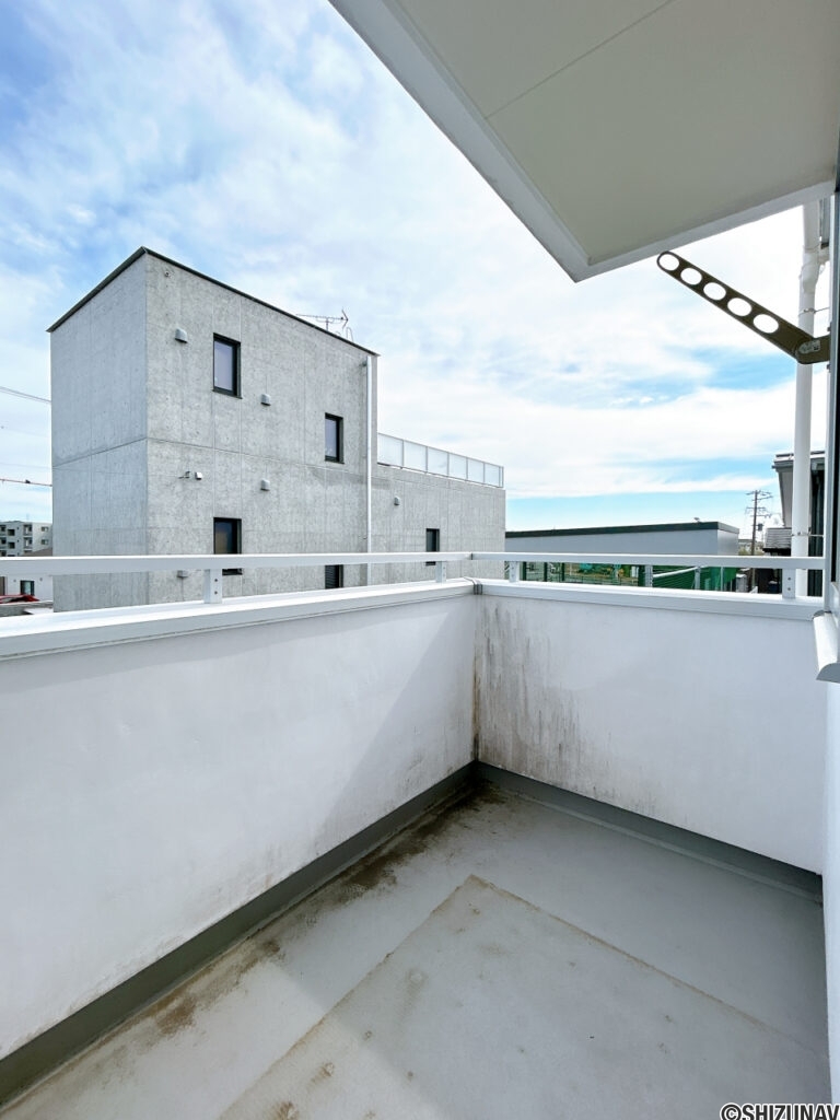 【バルコニー】2階の廊下からバルコニーに出られます。階段を上ってすぐに出られるので、家事動線にも配慮された造りになっています。
