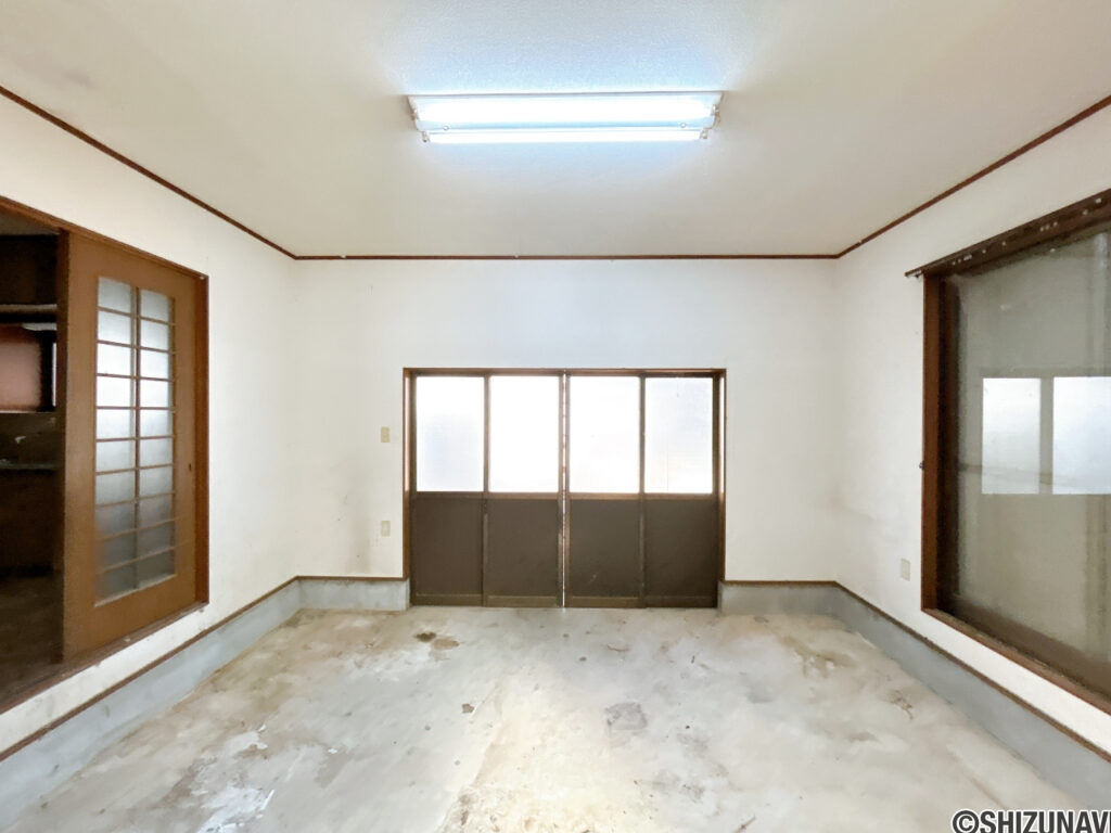 【1階土間10帖】駐車場から直接入れるのでバイクガレージにもご利用いただけます。