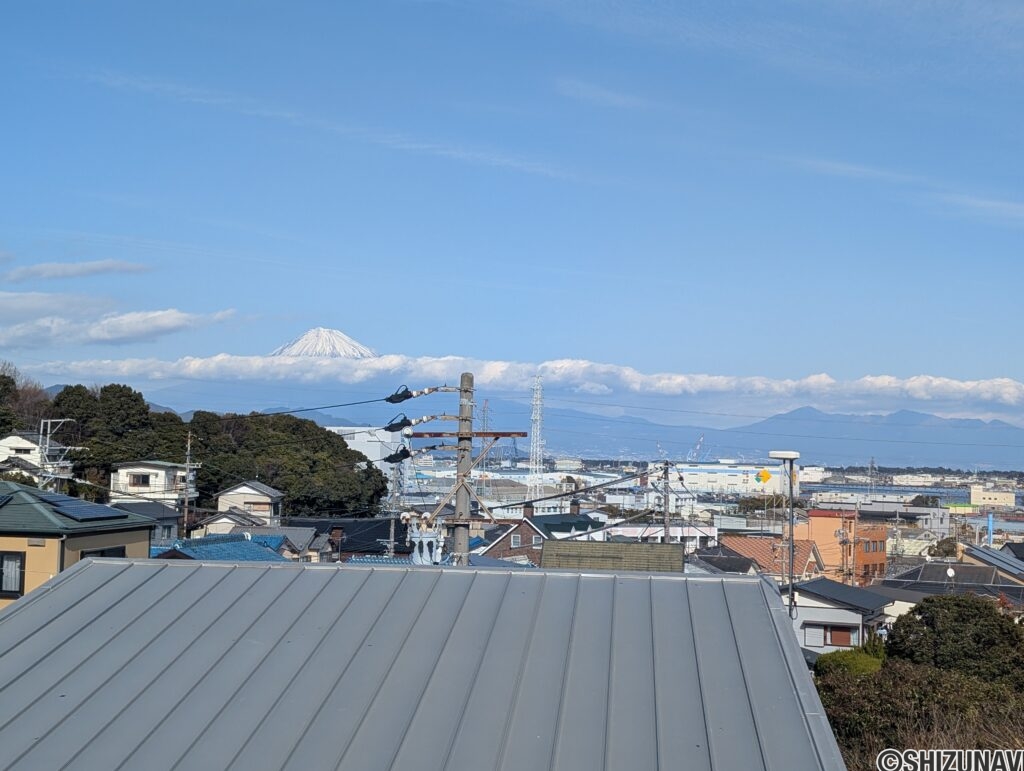 2階の和室からの富士山。1階の和室にある掘りごたつからも富士山を望めます。