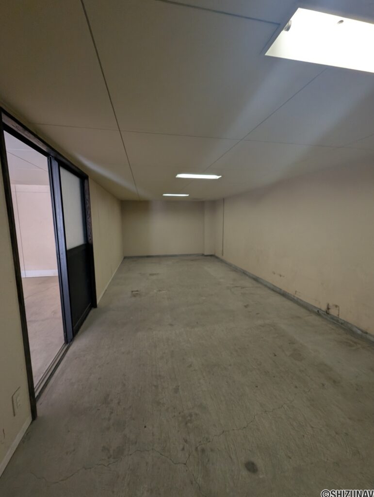 ガレージ入って右手の納戸