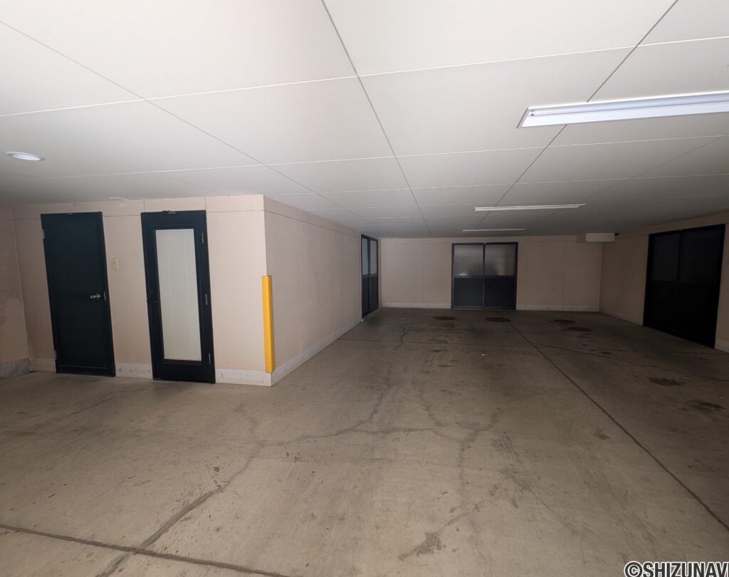 ガレージには物入１つ、納戸が3つあります。