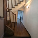 階段を降りると地階の玄関があります。