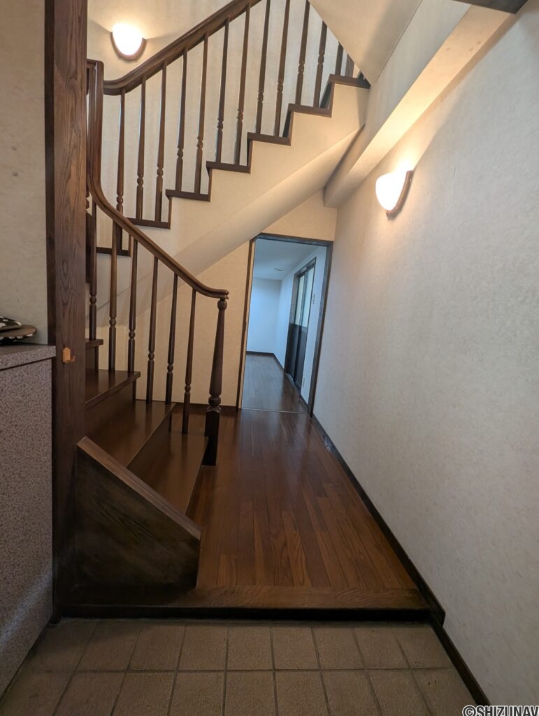 階段を降りると地階の玄関があります。