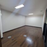 床・クロスが貼られている、地階玄関横の納戸。