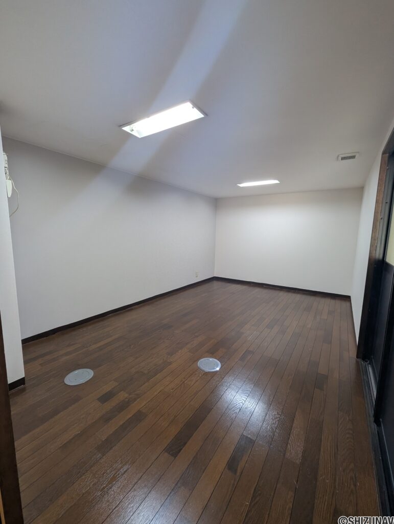 床・クロスが貼られている、地階玄関横の納戸。