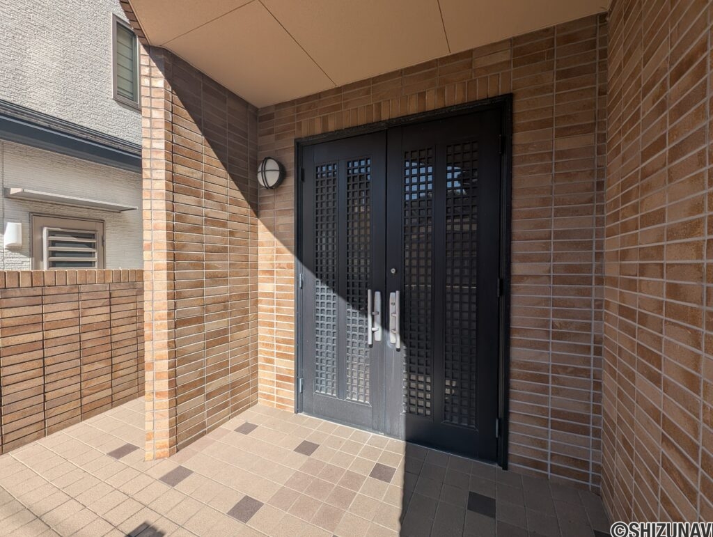 観音開きの玄関ドア。