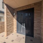 観音開きの玄関ドア。