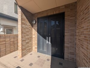 観音開きの玄関ドア。