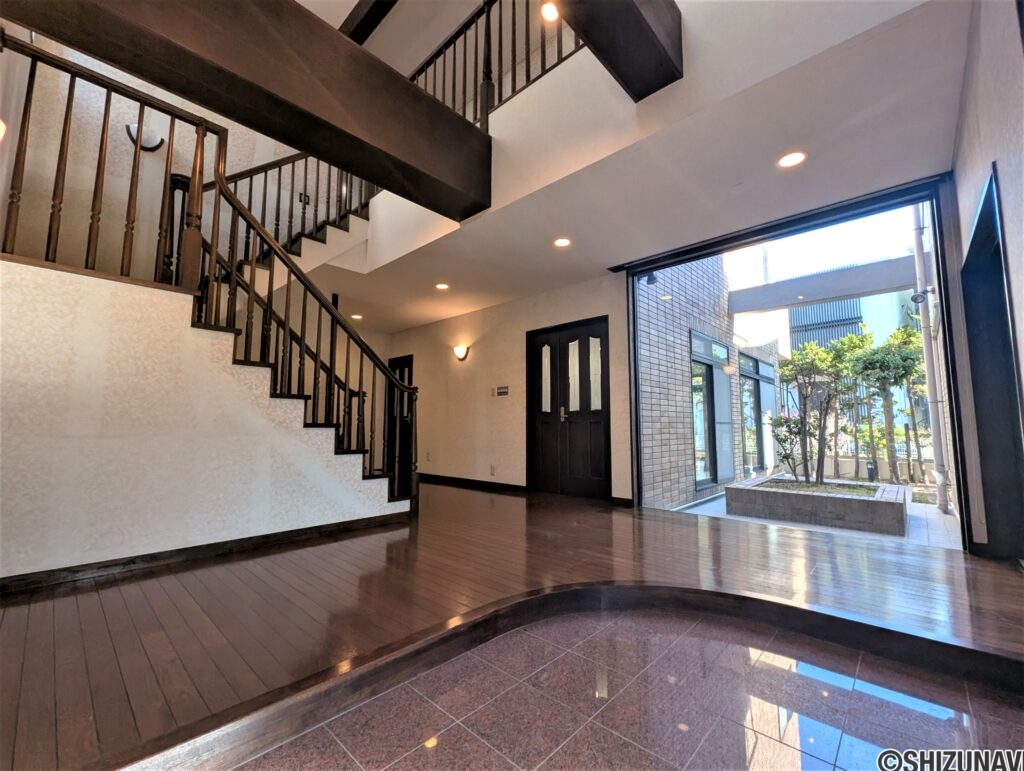 玄関ホールは吹き抜けになっていて、解放感があります。